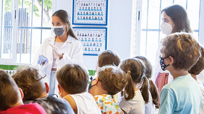 University of Málaga alumni teaching a group of schoolchildren about science